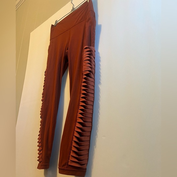 Athleta Salutation Stash Pocket II Twist 7/8 Tight size medium - Picture 5 of 9